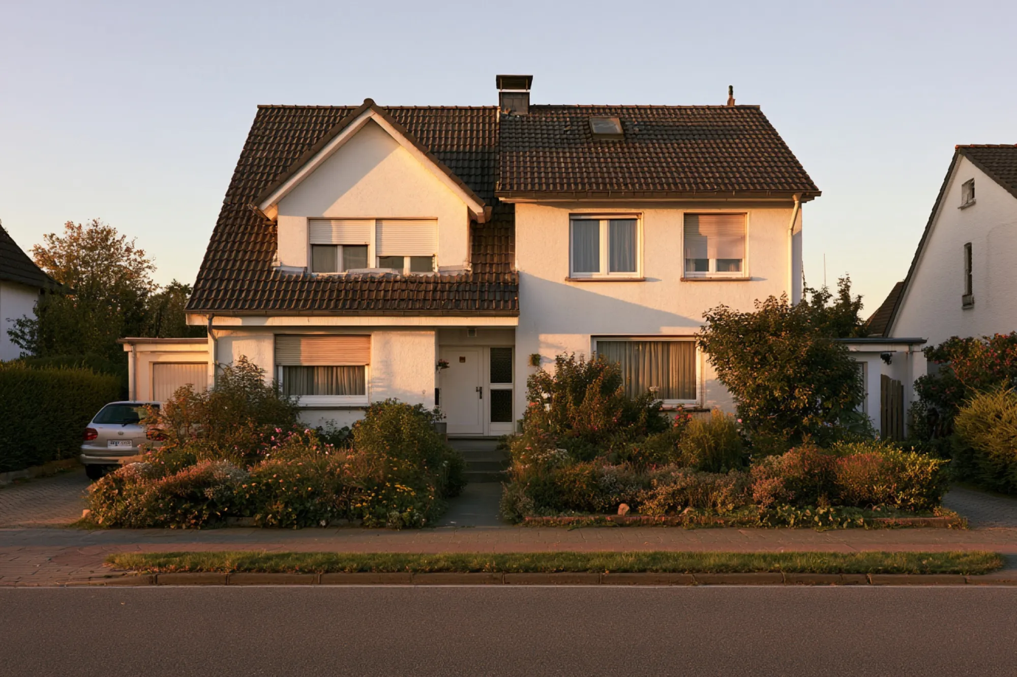Einfamilienhaus im Abendlicht, das mit laufendem Kredit verkauft werden soll