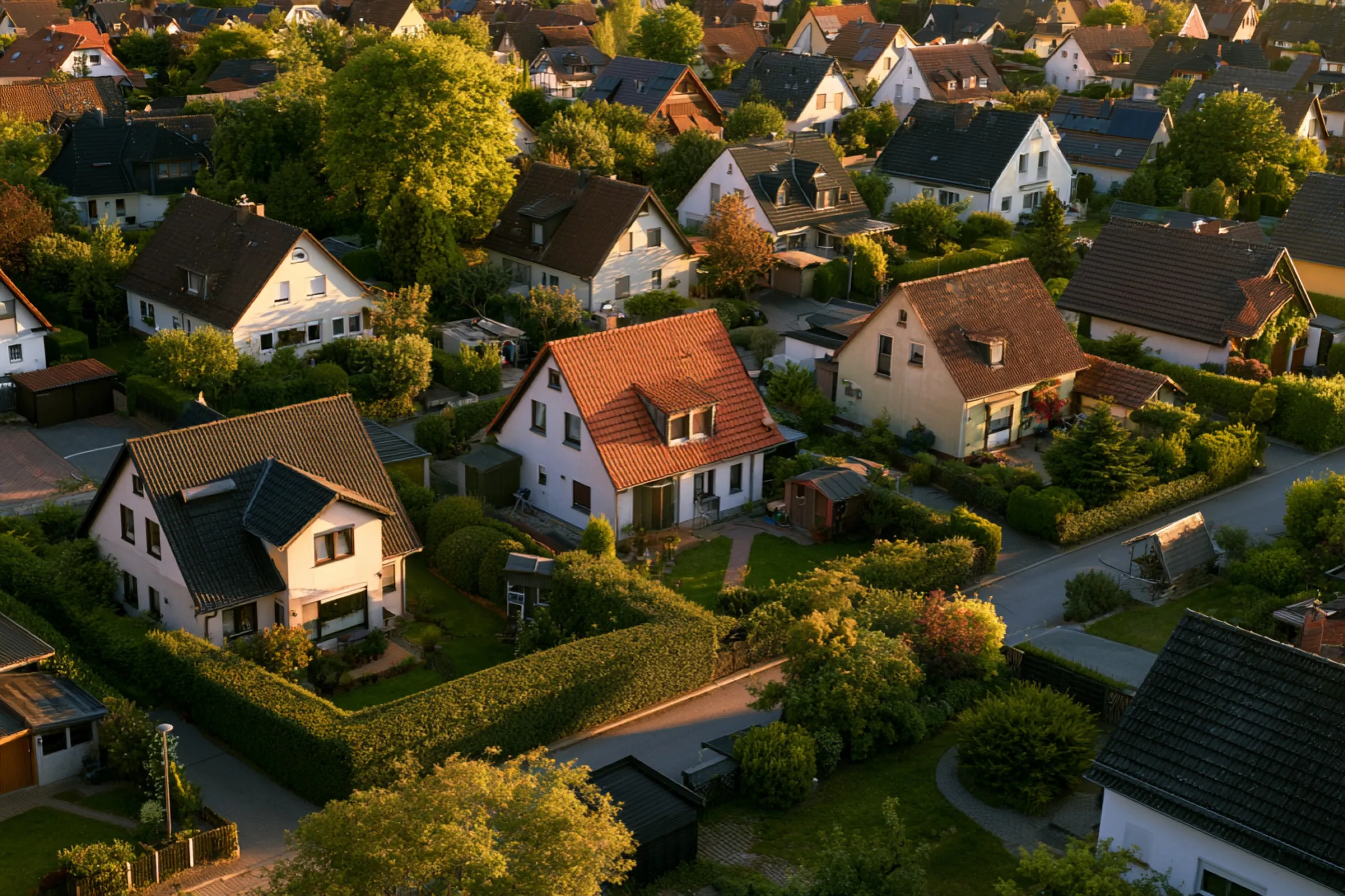 Luftaufnahme einer Wohnsiedlung mit Einfamilienhäusern – jedes Haus verkaufen folgt eigenen Regeln